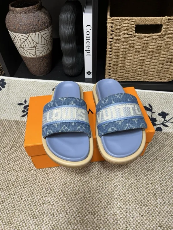 P320💰[New model] Long-term availability, 2025 new model, couple model [LOUlS VUlTTON] comes with drawer box, bag, card, invoice "Louis Vuitton ~ unique modern sandals. 》LV counter purchasing 🏃Men's and women's casual slippers, sold at the same time at the counter, the original old flower material upper is soft and comfortable, (refuses to discolor and rub the feet) sole: original factory special combination original sole, code number: 35--46 4 multiple colors 🉑️ to choose from